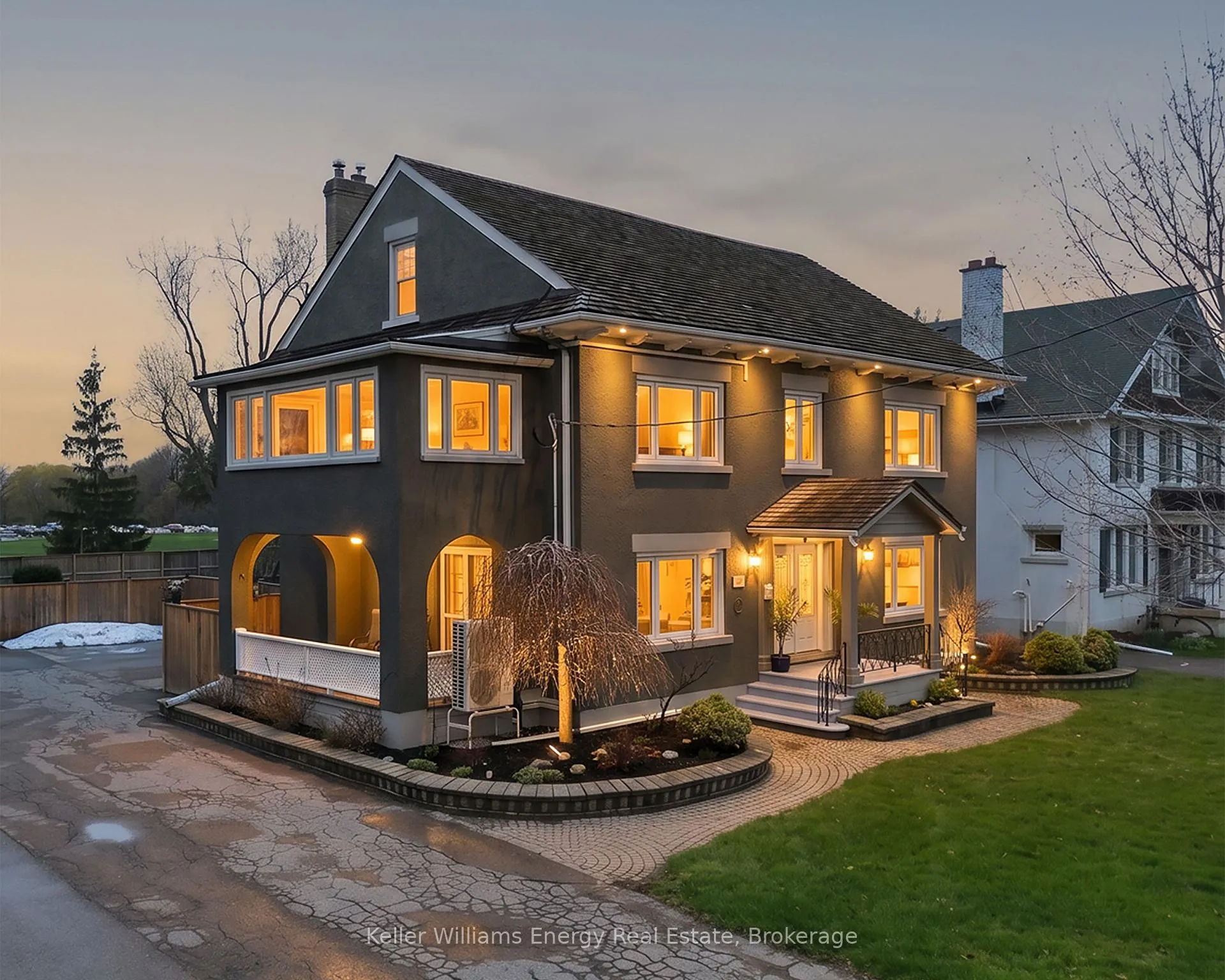 Front of 452 Simcoe Street N