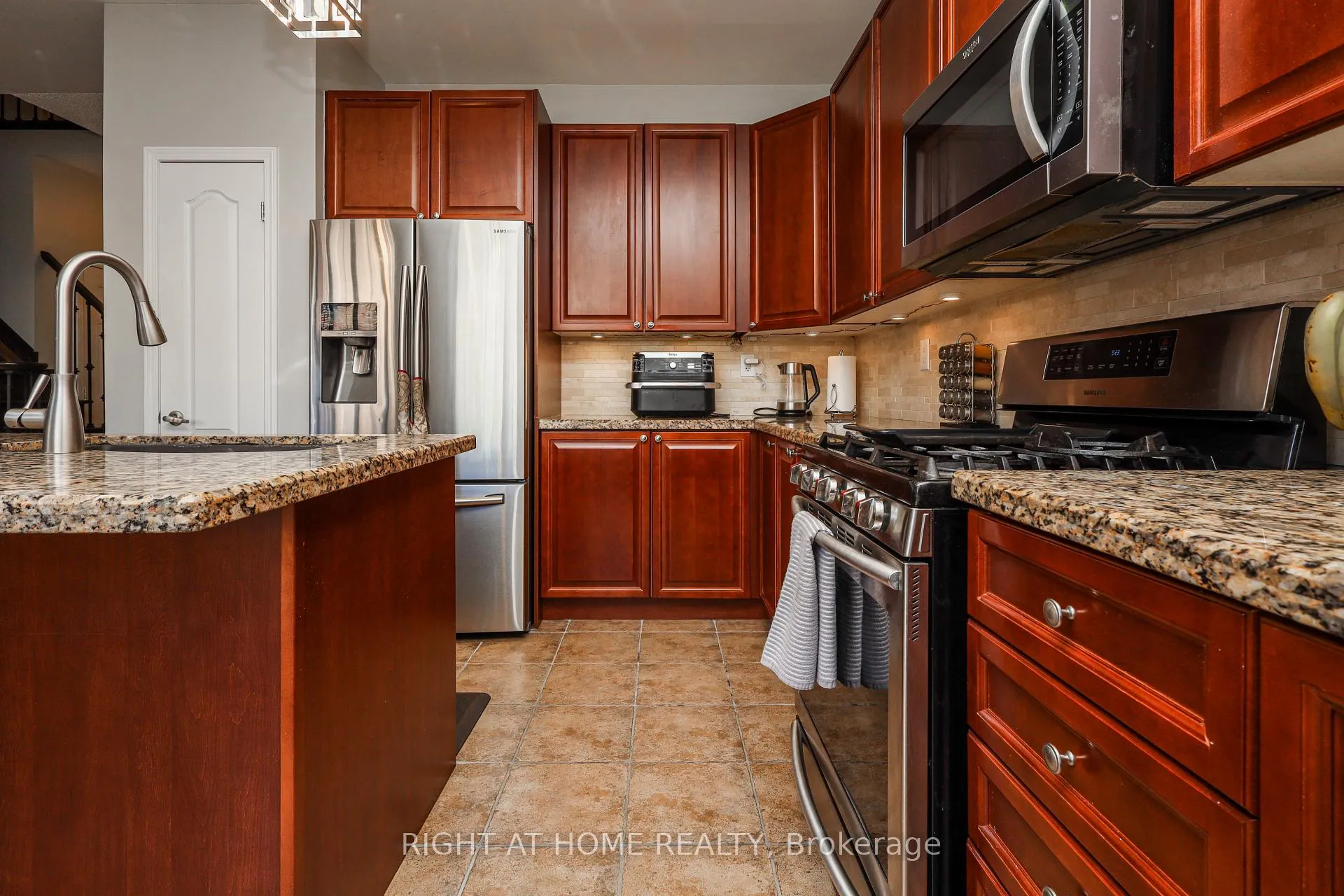 Photo 8 of 978 Cousens Terrace, Milton, Coates — HOMEH
