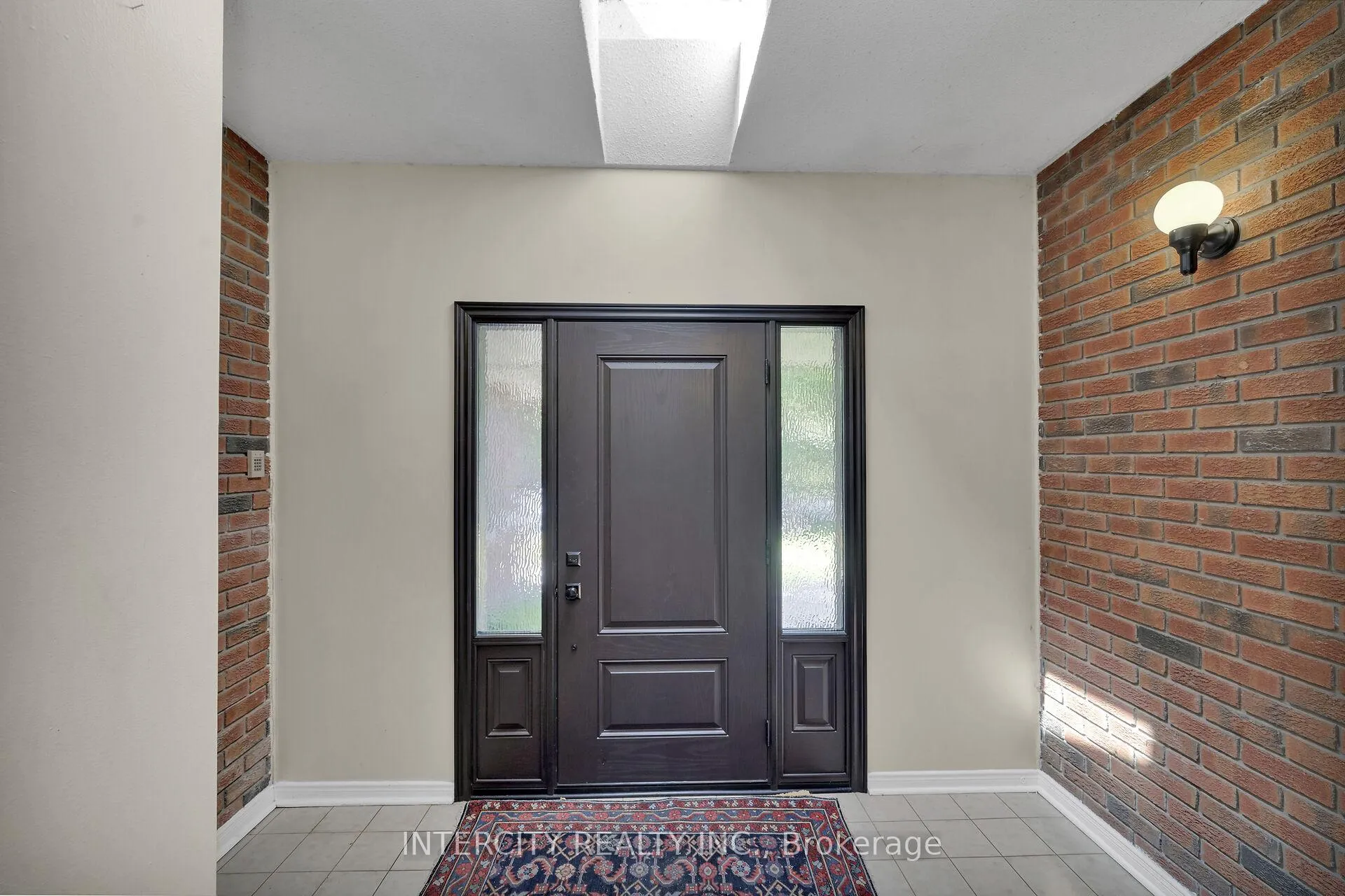 Photo 4 of 173 All Saints Crescent, Oakville, Ford — HOMEH