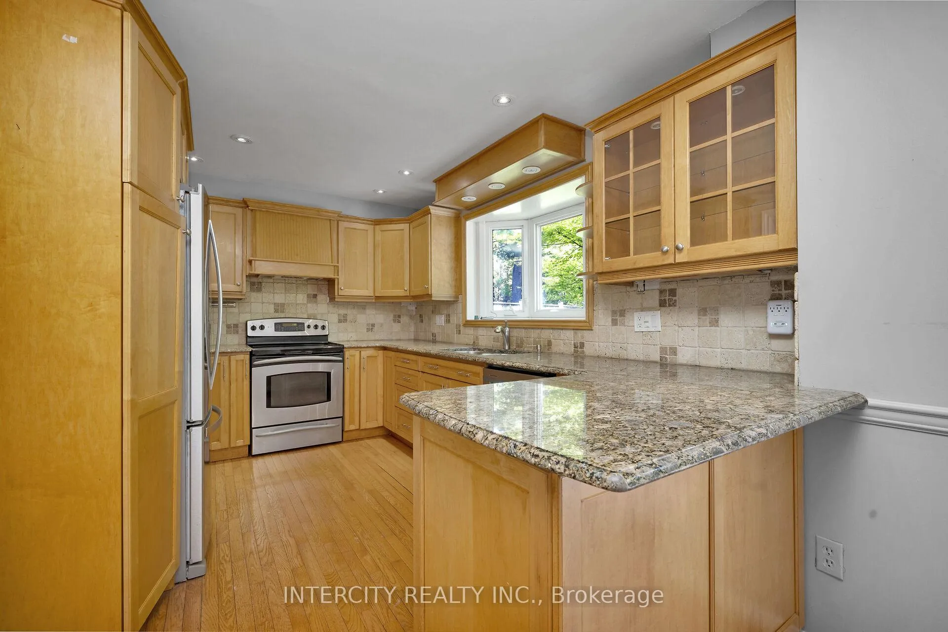 Photo 13 of 173 All Saints Crescent, Oakville, Ford — HOMEH
