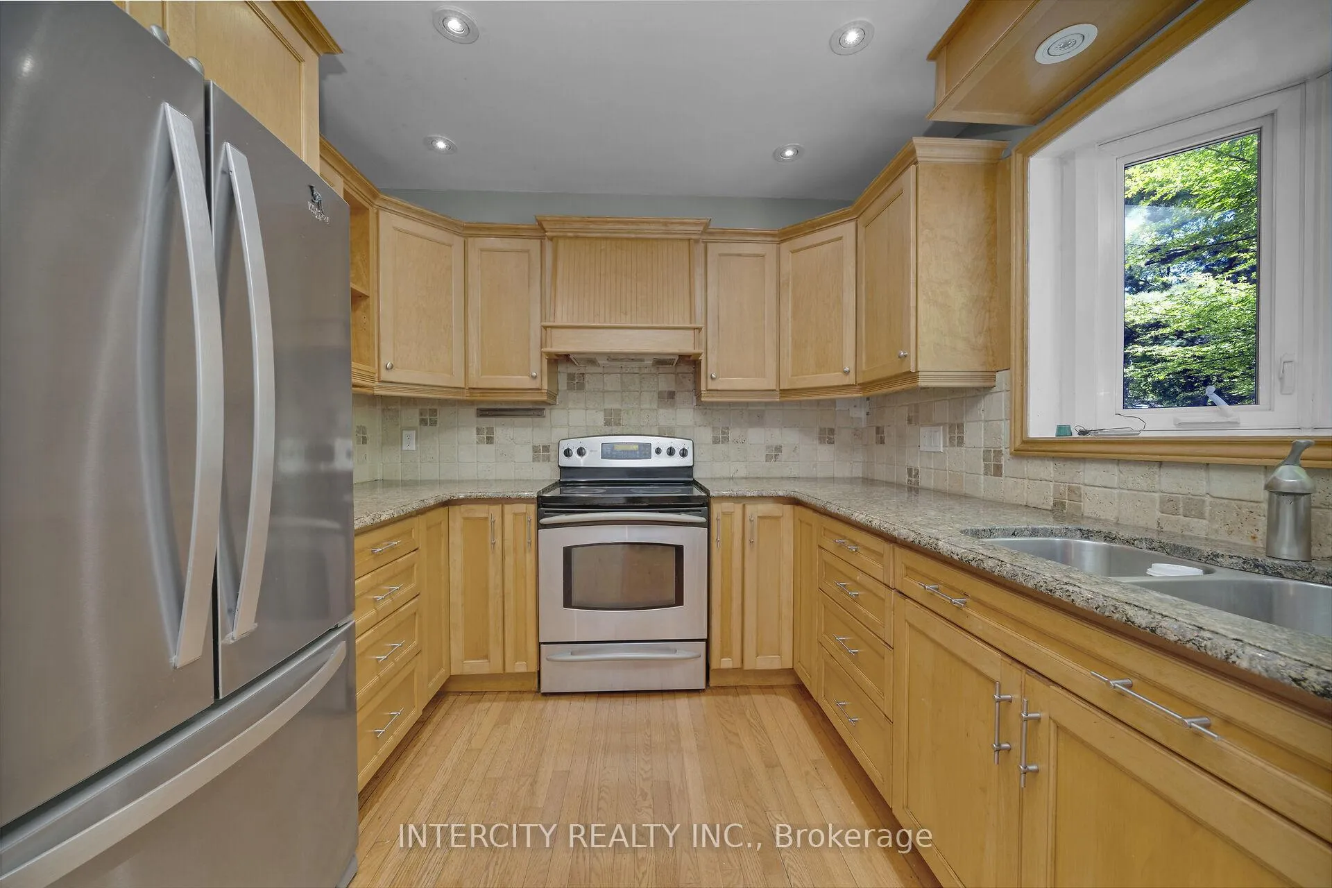 Photo 15 of 173 All Saints Crescent, Oakville, Ford — HOMEH