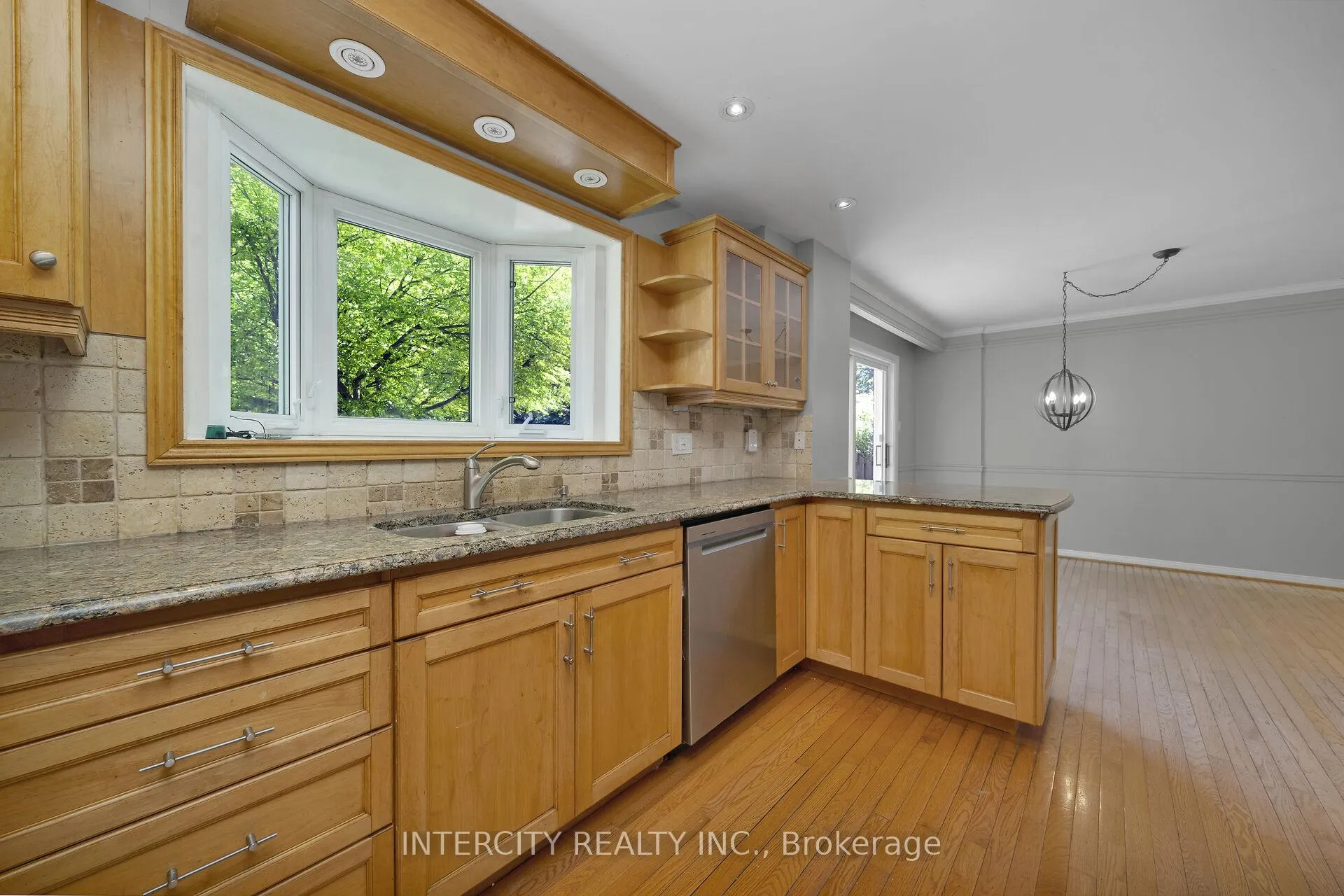 Photo 16 of 173 All Saints Crescent, Oakville, Ford — HOMEH