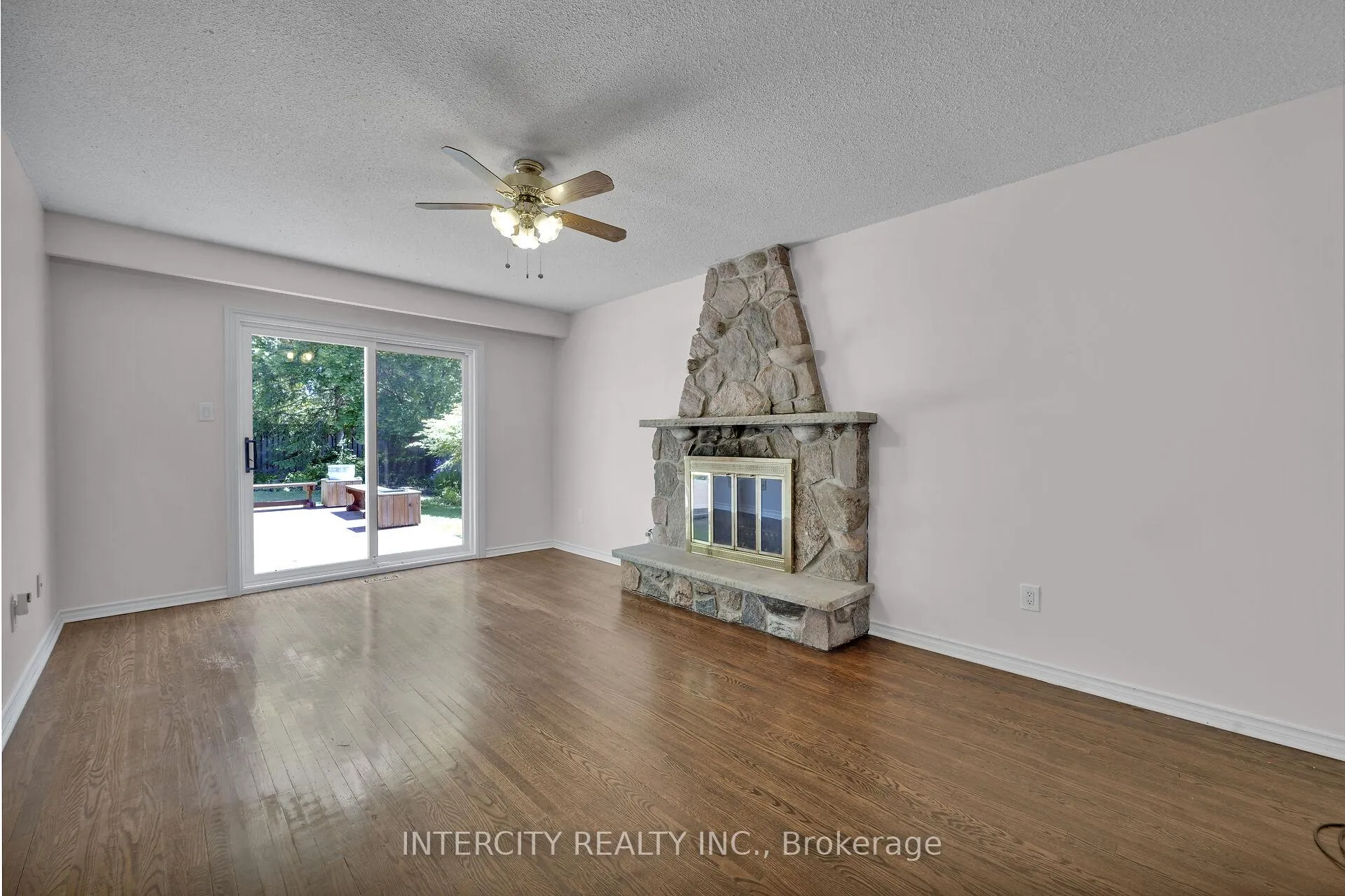 Photo 19 of 173 All Saints Crescent, Oakville, Ford — HOMEH