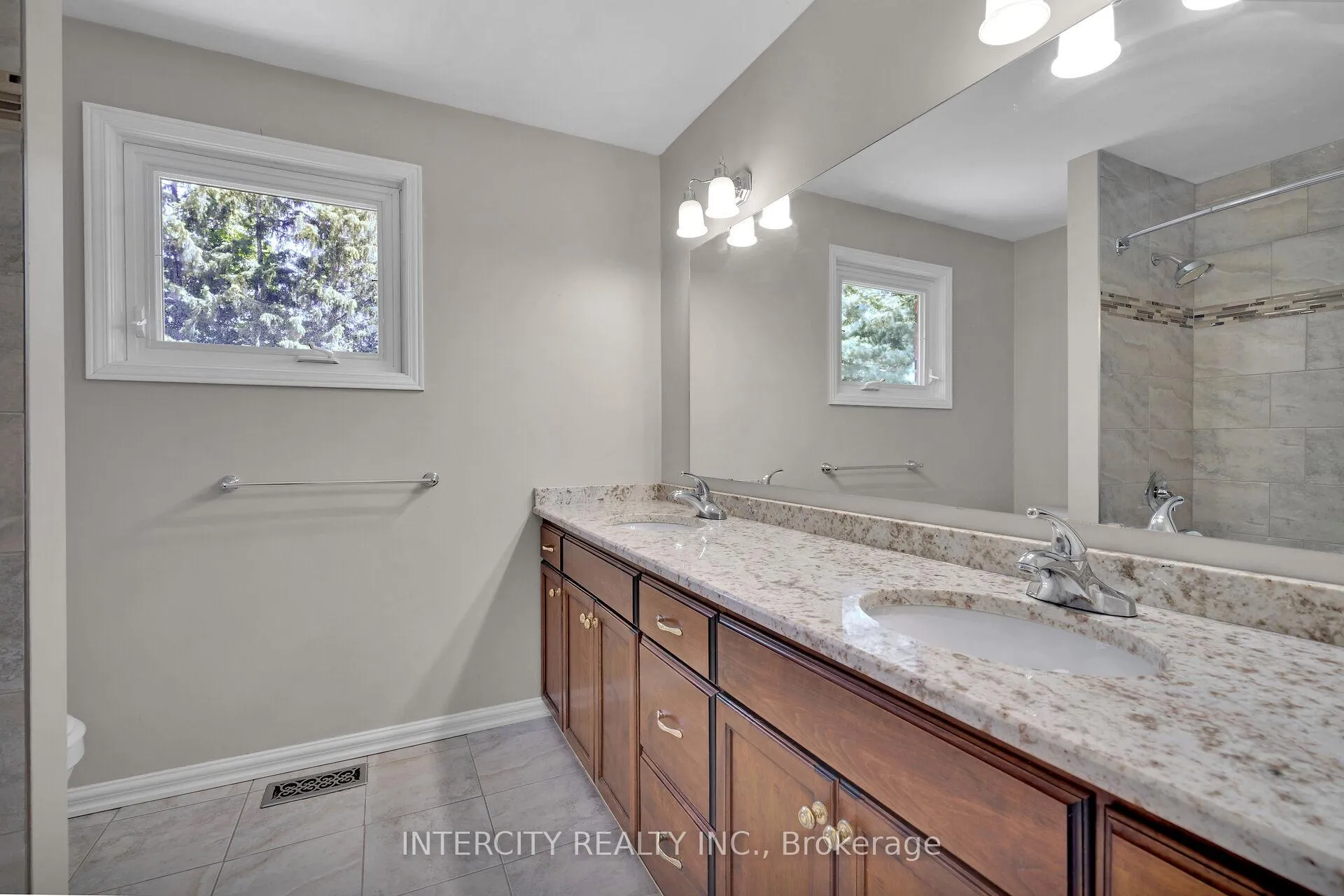 Photo 34 of 173 All Saints Crescent, Oakville, Ford — HOMEH