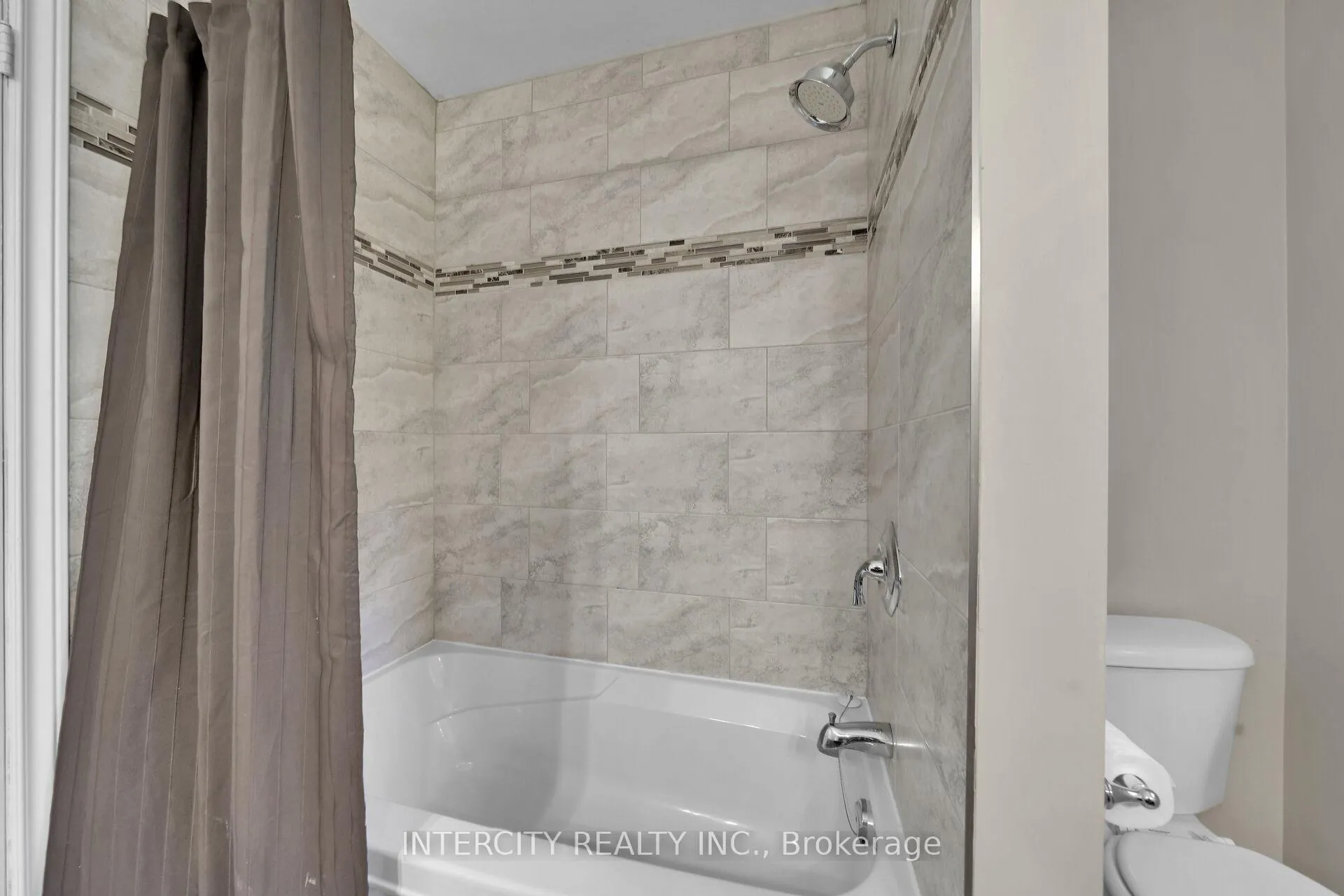 Photo 35 of 173 All Saints Crescent, Oakville, Ford — HOMEH