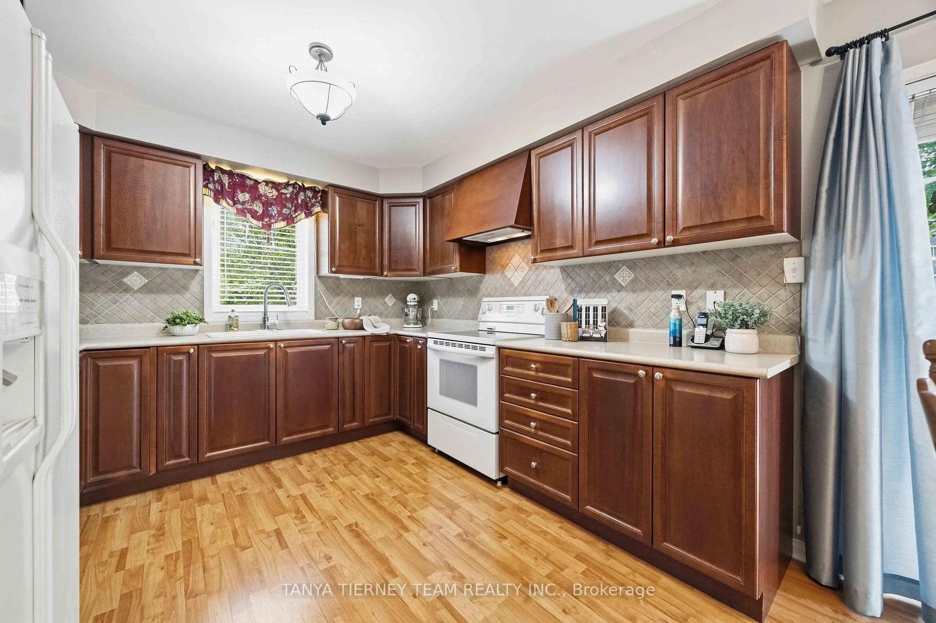 Photo 19 of 17 Robert Attersley Drive E, Whitby, Taunton North — HOMEH
