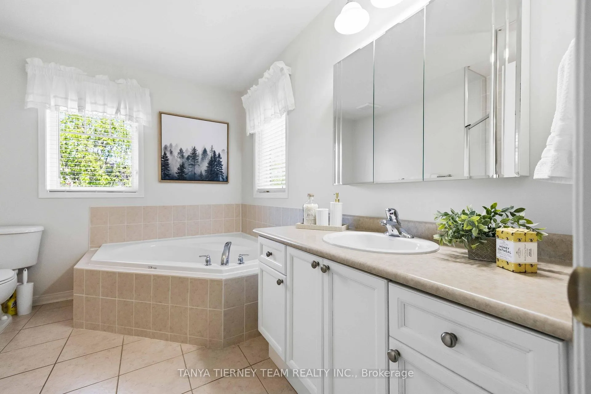 Photo 36 of 17 Robert Attersley Drive E, Whitby, Taunton North — HOMEH