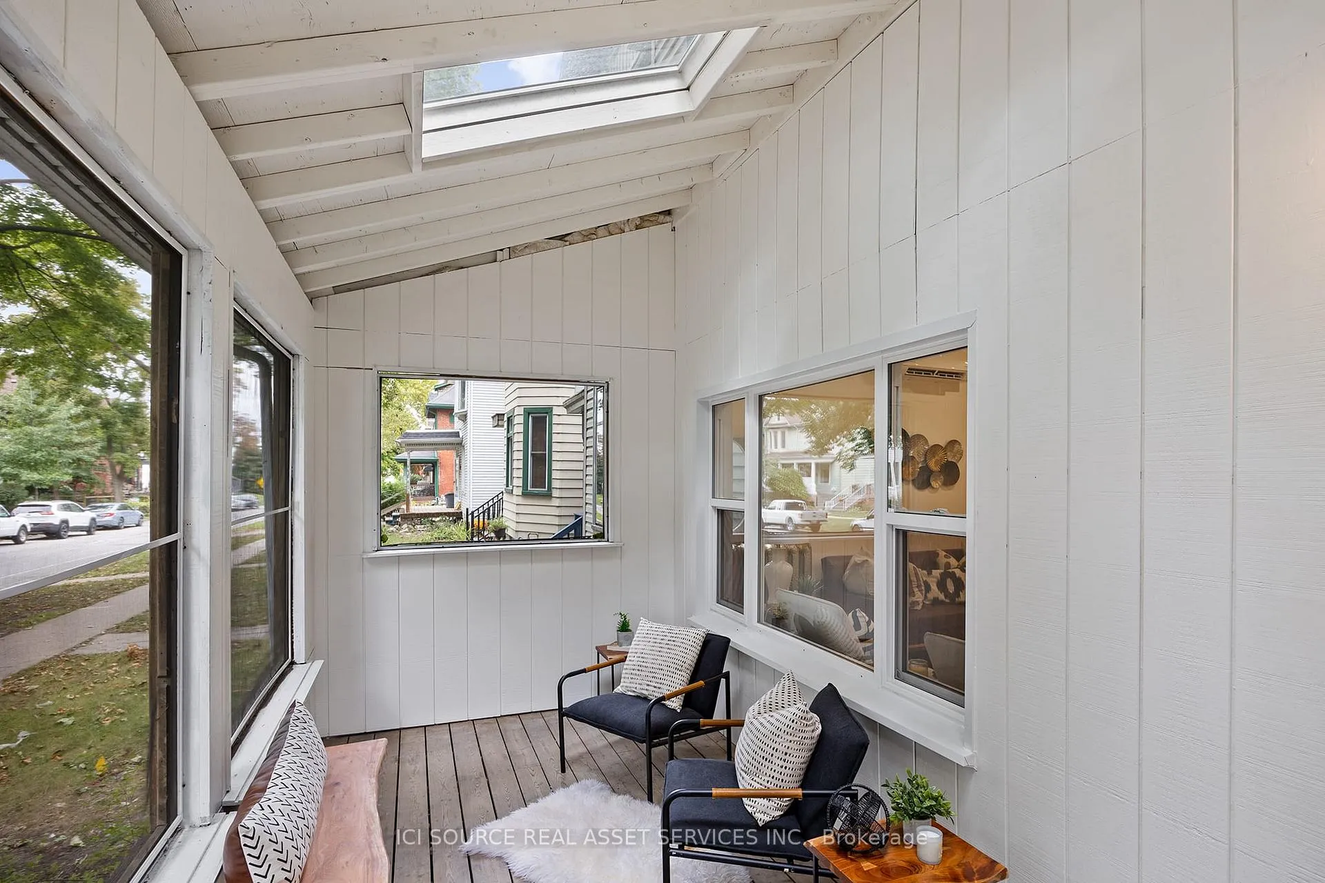 Photo 3 of Unit Unit 1, 304 Lincoln Road, Windsor, Walkerville — HOMEH