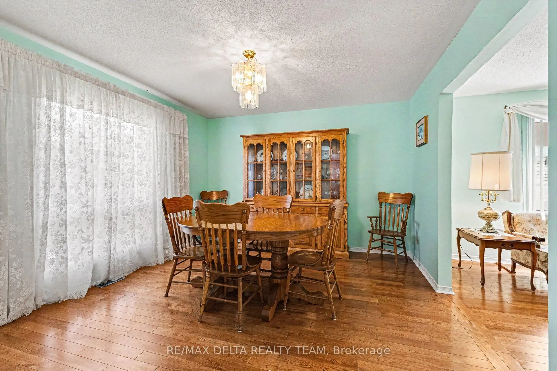 Photo 3 of 27 Bramblegrove Crescent, Ottawa, Hunt Club Park/Greenboro — HOMEH