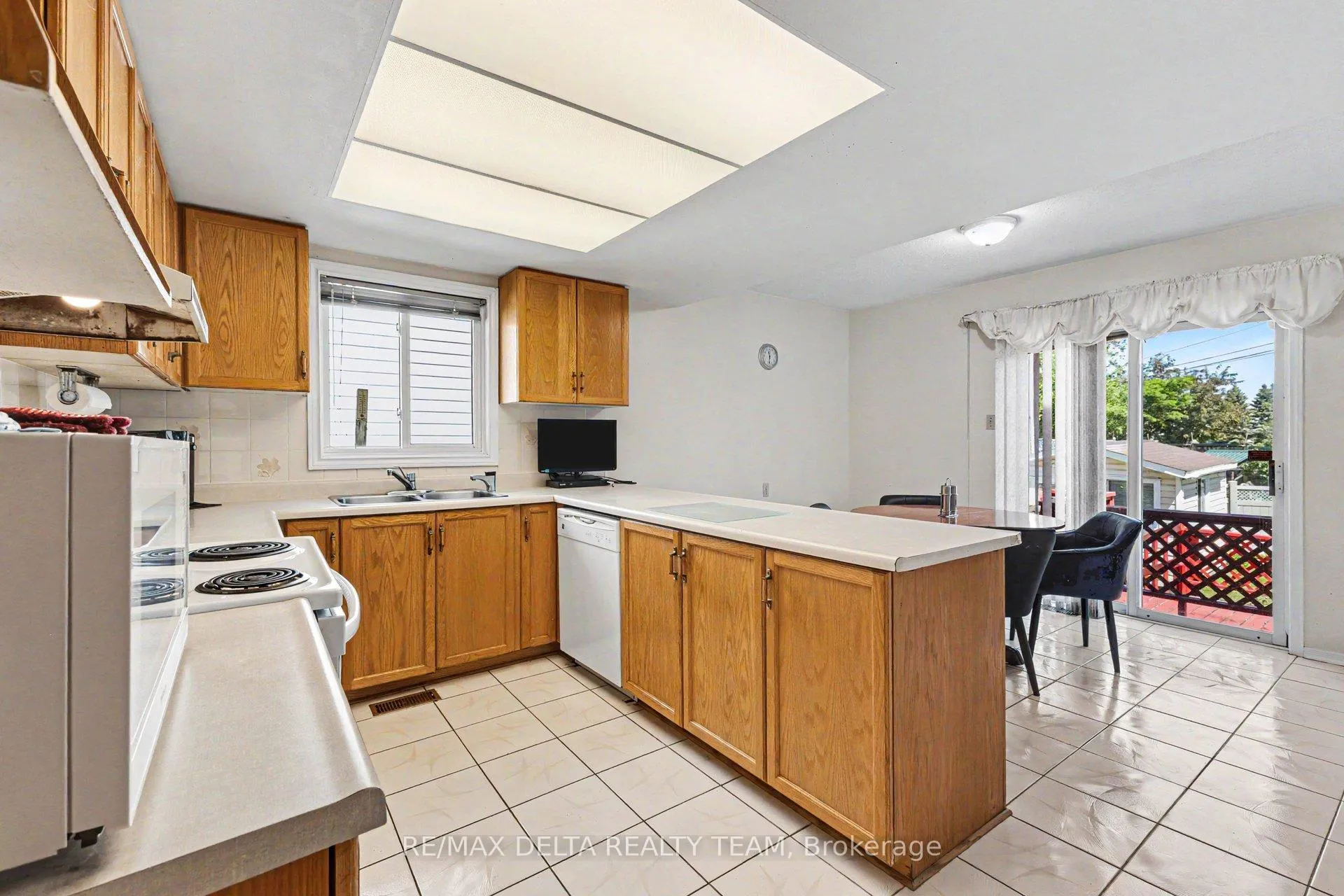 Photo 5 of 27 Bramblegrove Crescent, Ottawa, Hunt Club Park/Greenboro — HOMEH