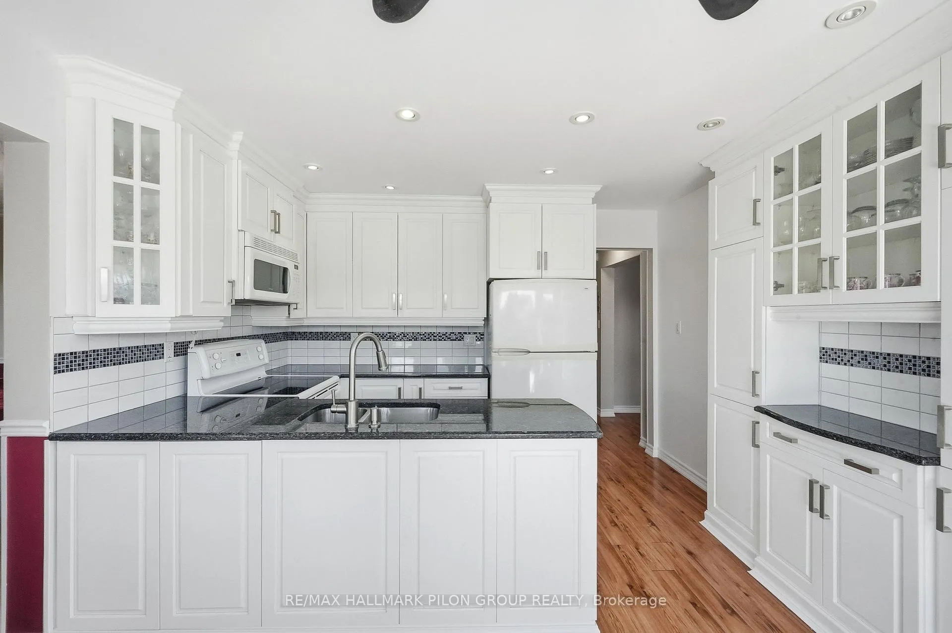 Photo 4 of 1354 Mountainside Crescent, Ottawa, Bilberry Creek/Queenswood Heights — HOMEH