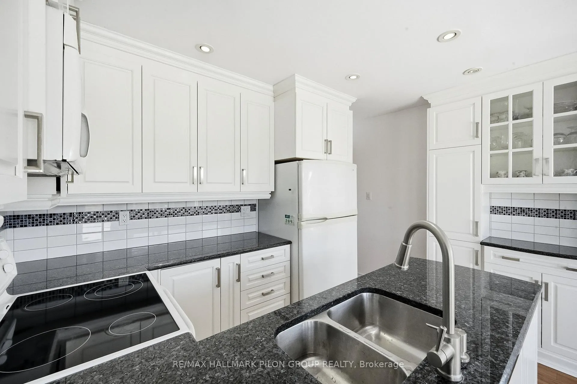 Photo 5 of 1354 Mountainside Crescent, Ottawa, Bilberry Creek/Queenswood Heights — HOMEH