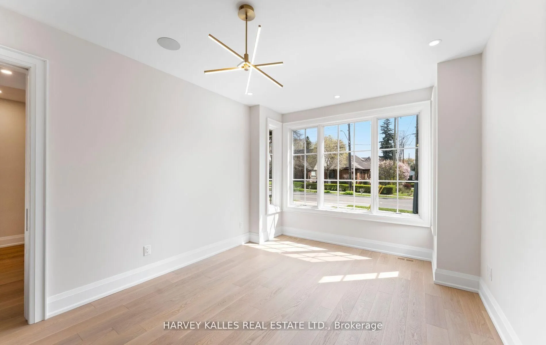 Photo 11 of 94 Prince Edward Drive S, Etobicoke, Stonegate-Queensway — HOMEH