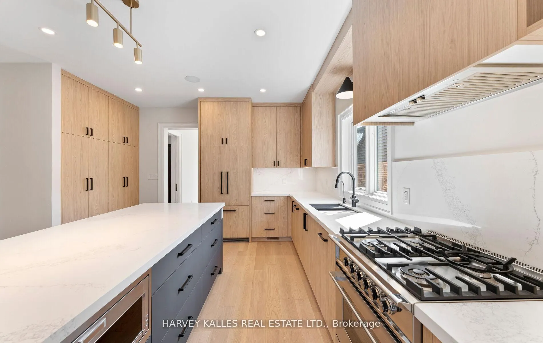 Photo 15 of 94 Prince Edward Drive S, Etobicoke, Stonegate-Queensway — HOMEH