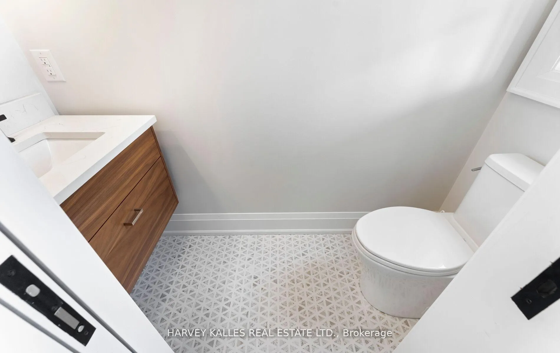 Photo 24 of 94 Prince Edward Drive S, Etobicoke, Stonegate-Queensway — HOMEH