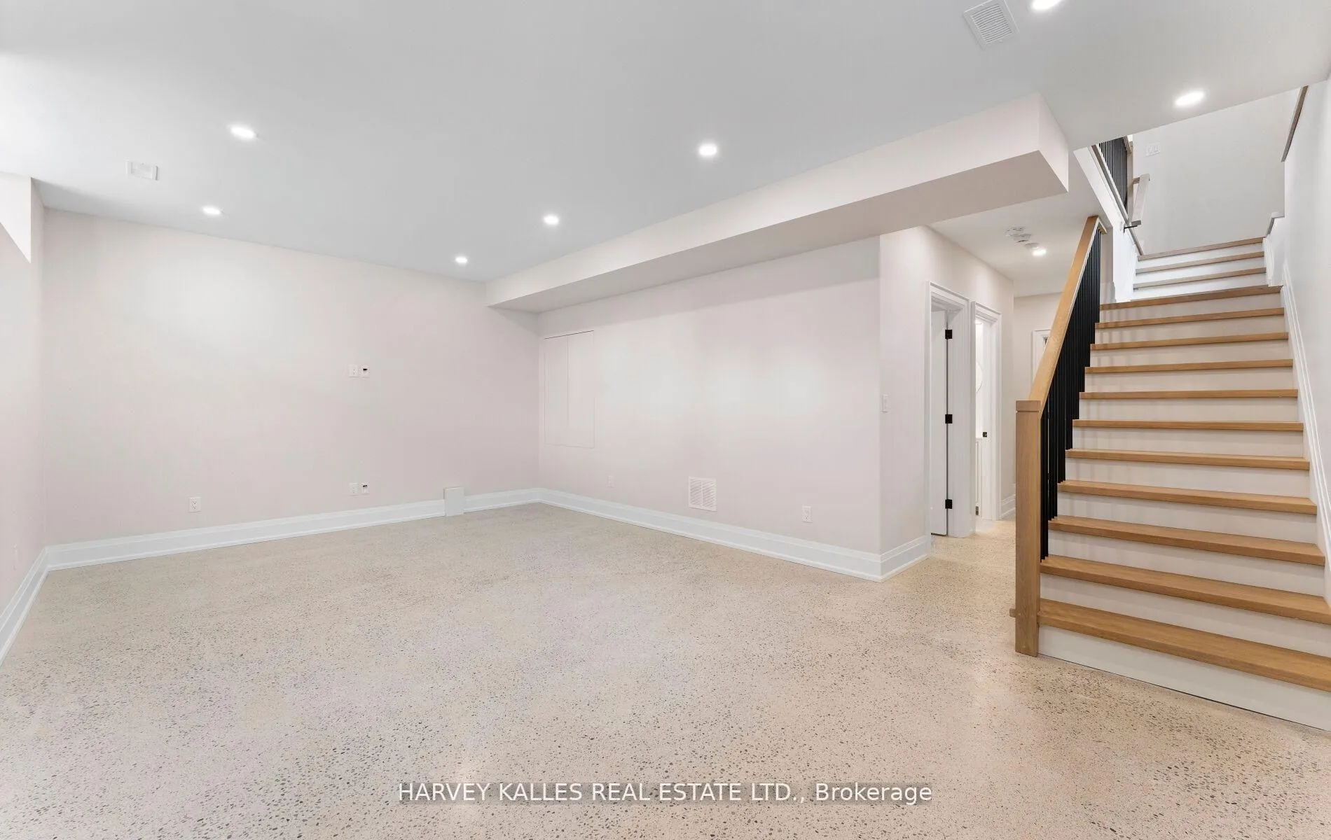 Photo 43 of 94 Prince Edward Drive S, Etobicoke, Stonegate-Queensway — HOMEH