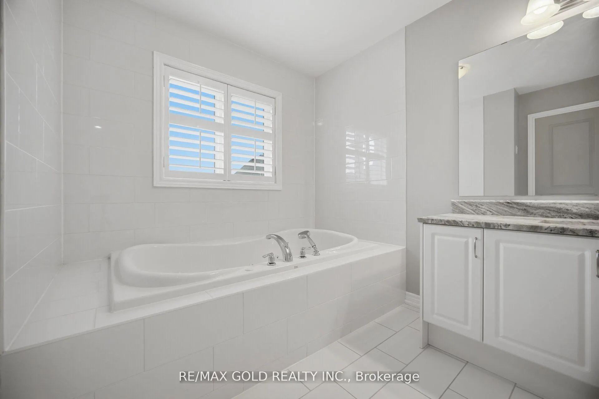 Photo 23 of 53 Martin Byrne Drive, Brampton, Toronto Gore Rural Estate — HOMEH