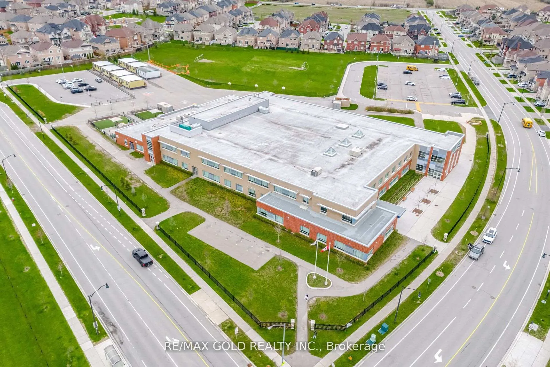 Photo 45 of 53 Martin Byrne Drive, Brampton, Toronto Gore Rural Estate — HOMEH