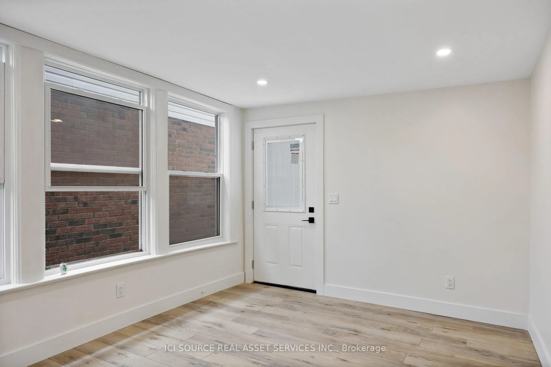 Photo 3 of Unit Unit 3, 304 Lincoln Road, Windsor, Walkerville — HOMEH
