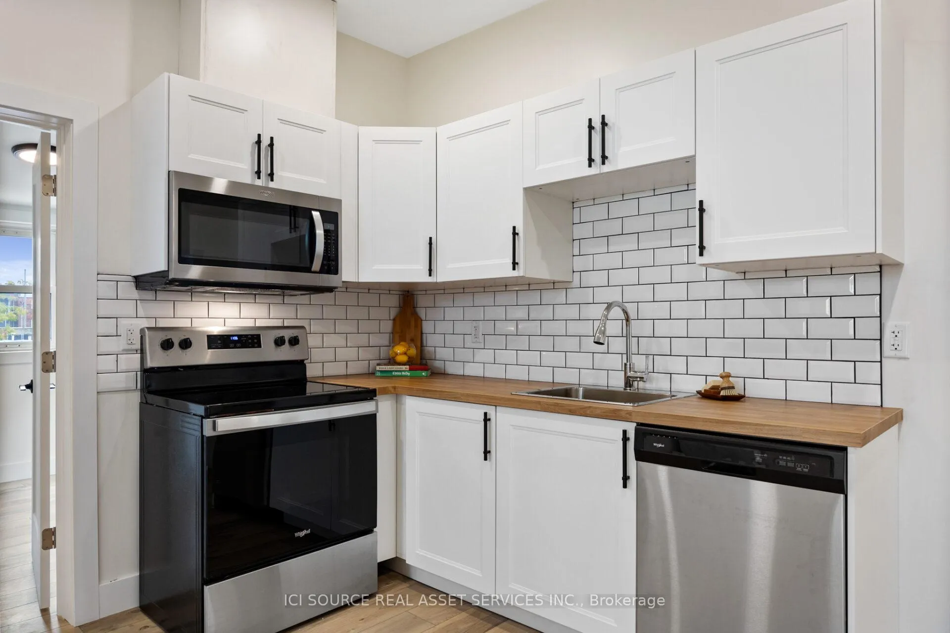 Photo 7 of Unit Unit 3, 304 Lincoln Road, Windsor, Walkerville — HOMEH