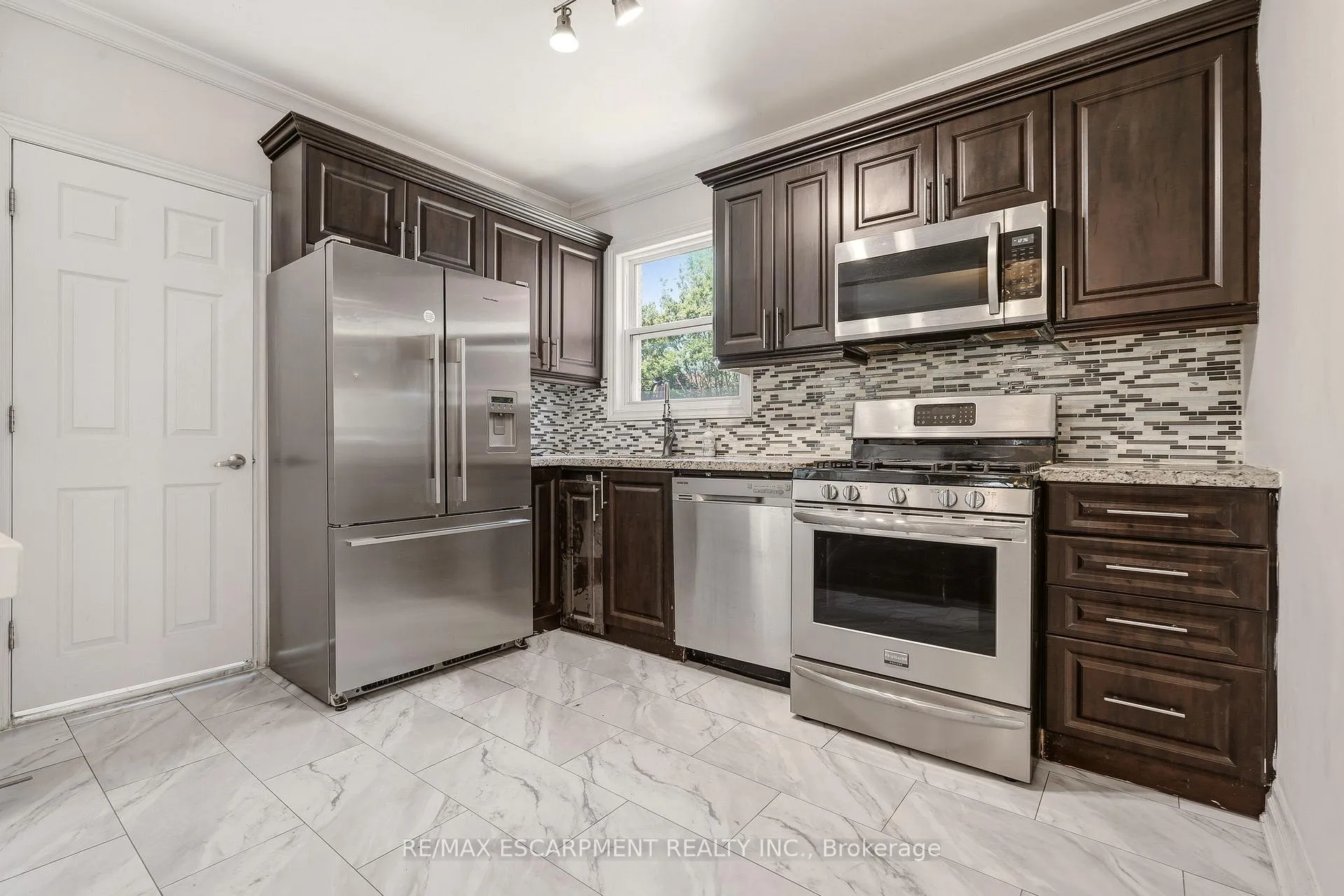 Photo 12 of 48 Glendale Avenue S, Hamilton, Crown Point — HOMEH
