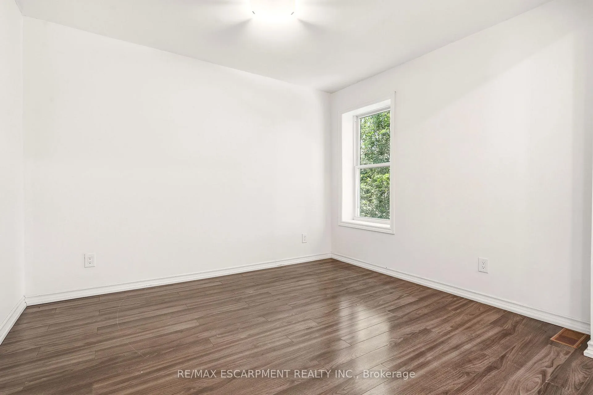 Photo 21 of 48 Glendale Avenue S, Hamilton, Crown Point — HOMEH