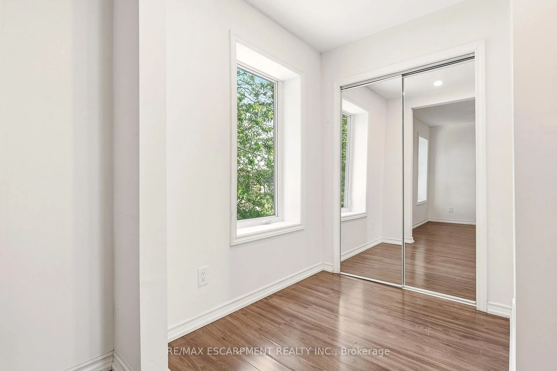 Photo 22 of 48 Glendale Avenue S, Hamilton, Crown Point — HOMEH