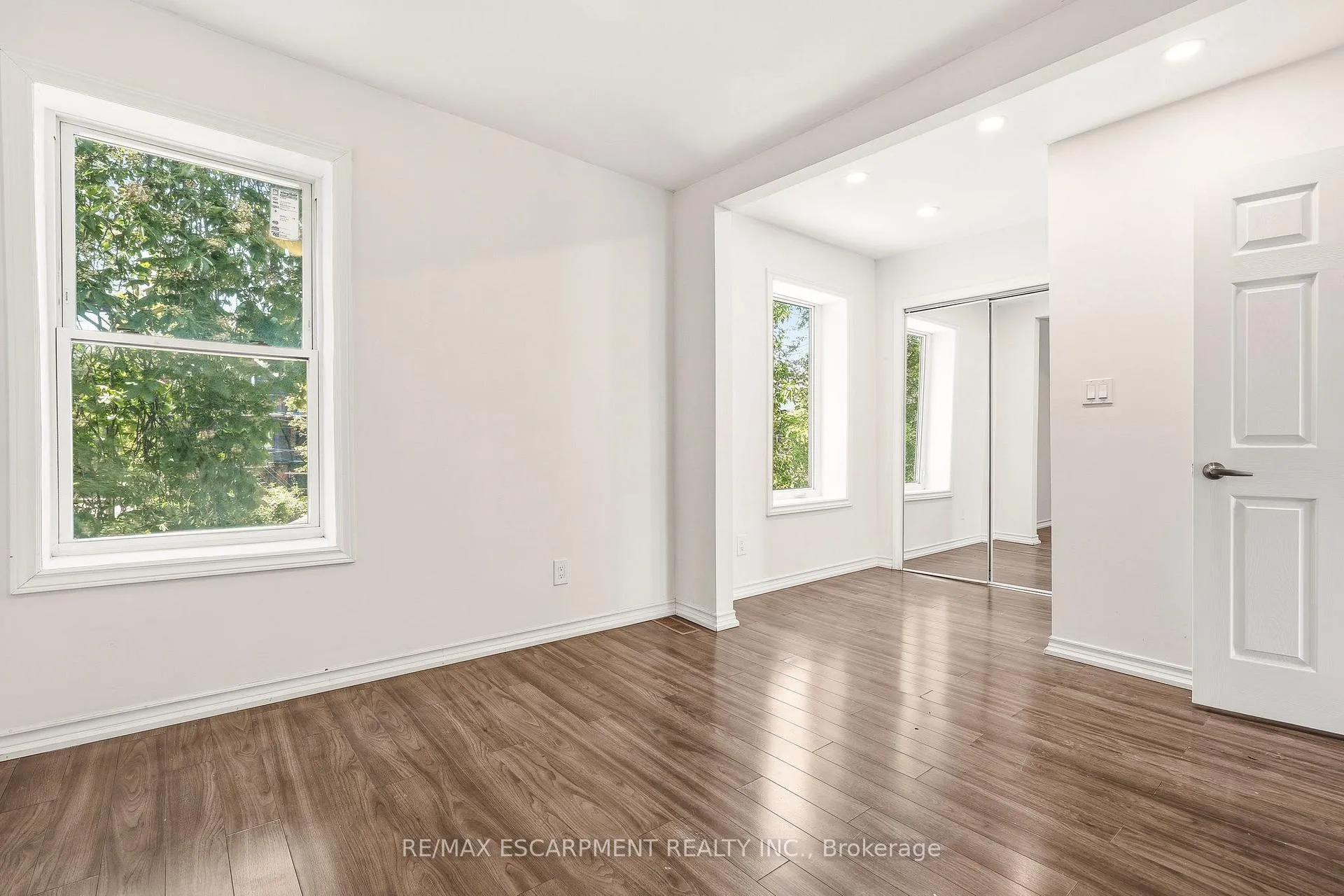 Photo 23 of 48 Glendale Avenue S, Hamilton, Crown Point — HOMEH