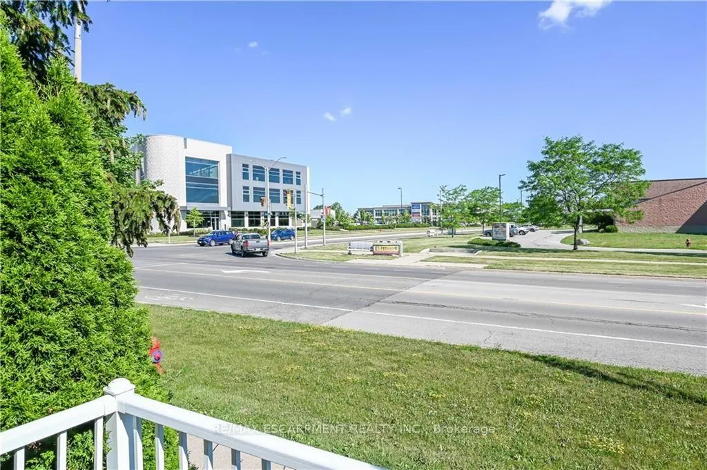 Photo 4 of Unit LOWER, 296 Winterberry Drive, Hamilton, Stoney Creek — HOMEH