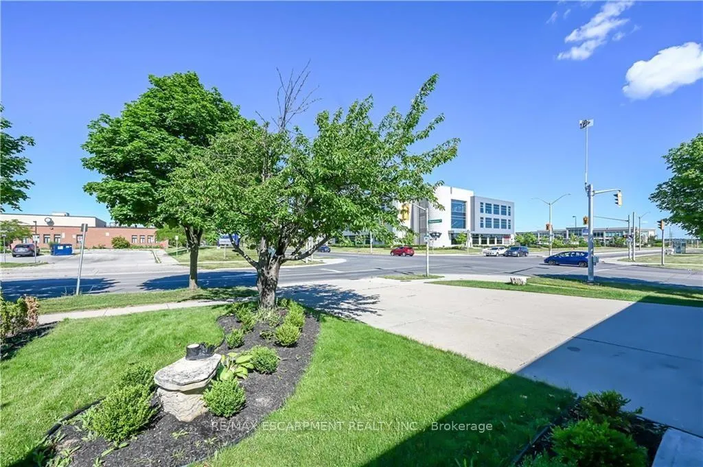 Photo 5 of Unit LOWER, 296 Winterberry Drive, Hamilton, Stoney Creek — HOMEH