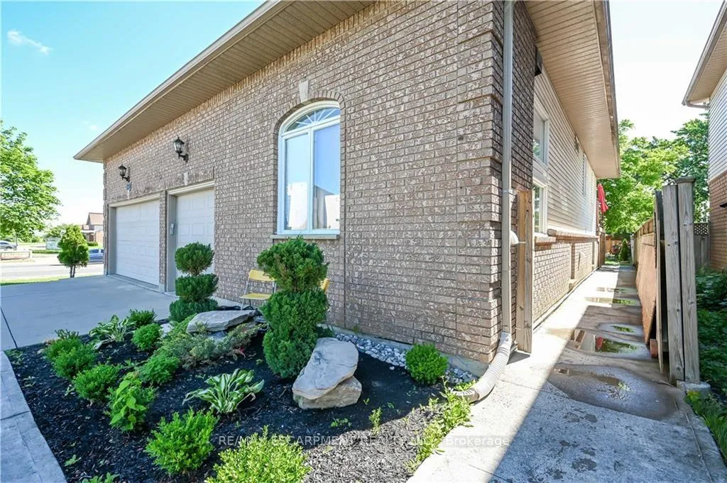 Photo 27 of Unit LOWER, 296 Winterberry Drive, Hamilton, Stoney Creek — HOMEH