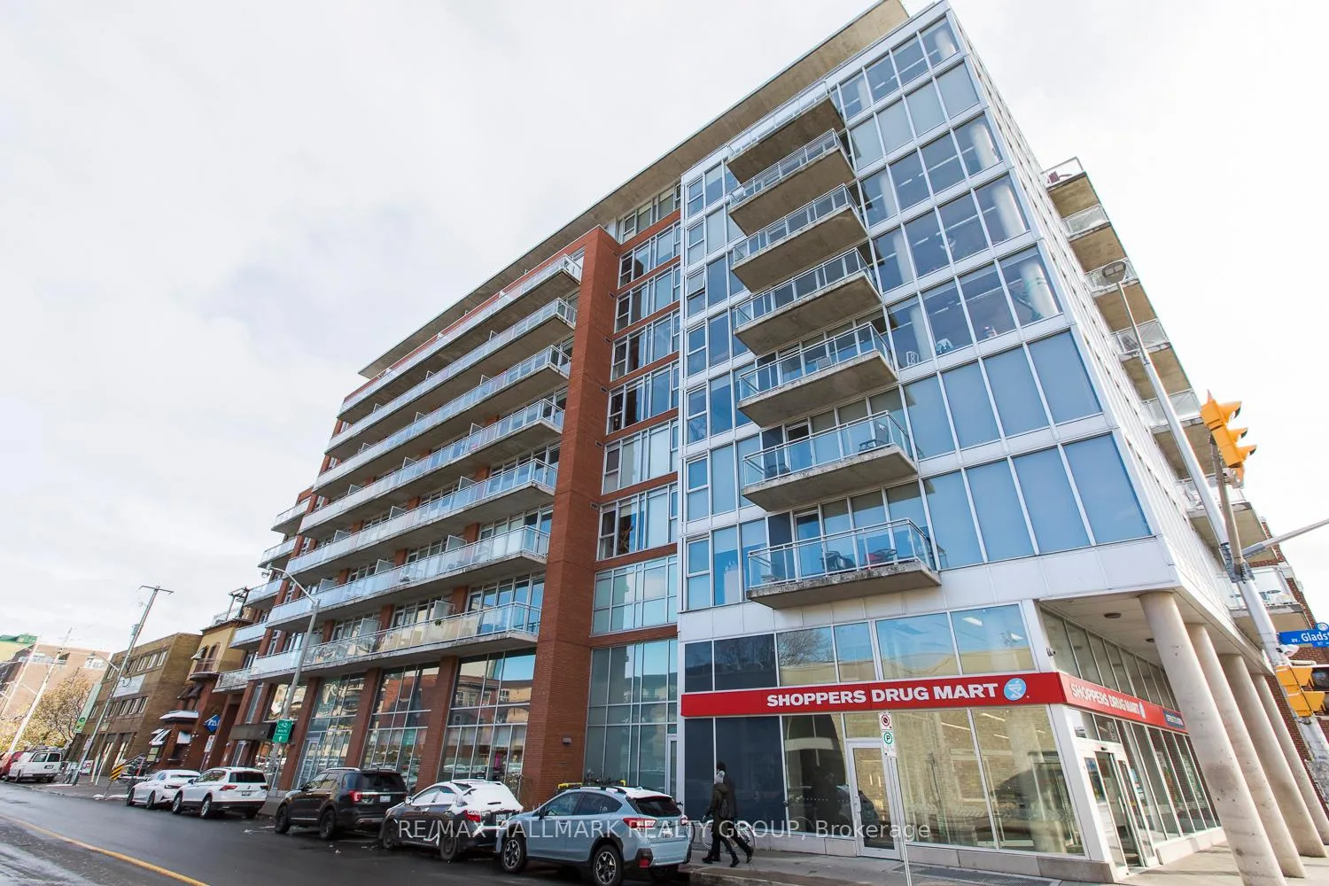 Front of Unit 907, 354 Gladstone Avenue