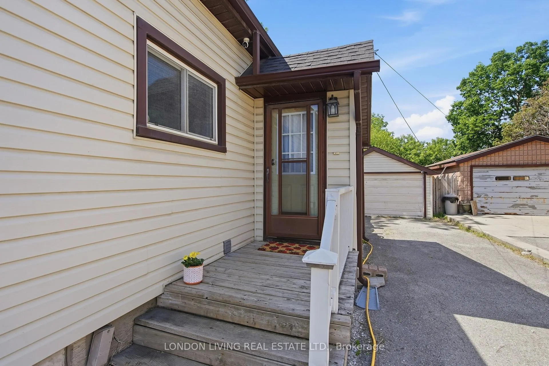 Photo 5 of 1176 Florence Street, London, East M — HOMEH