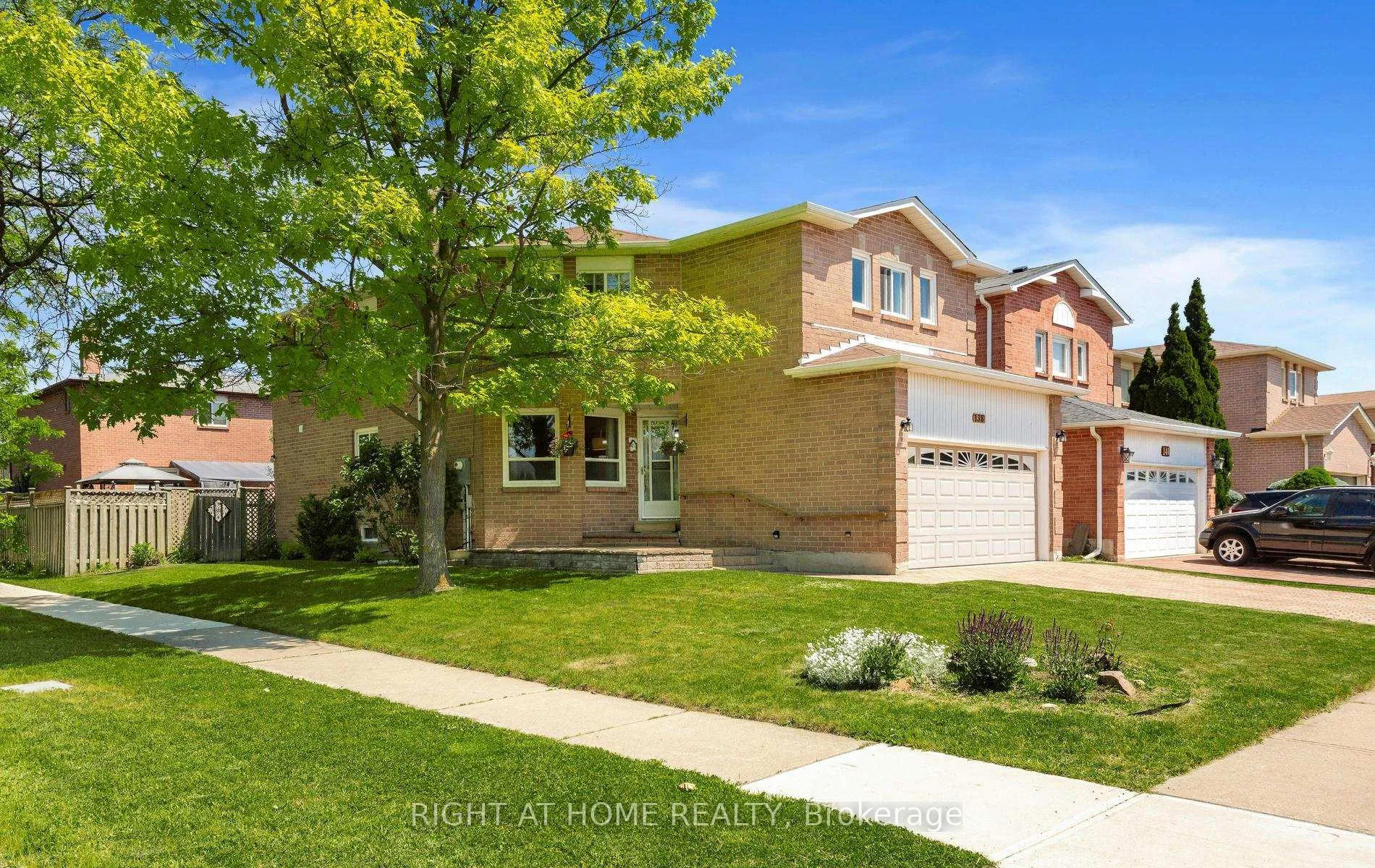 Photo 2 of 138 Atkins Circle, Brampton, Northwood Park — HOMEH
