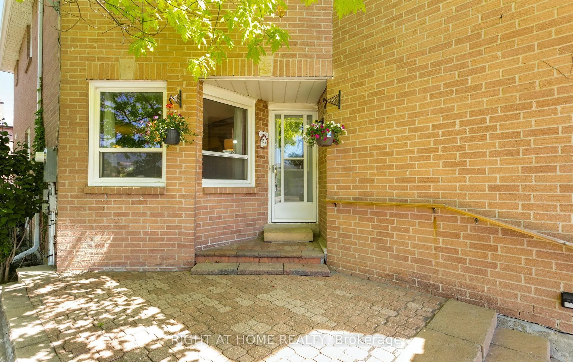 Photo 3 of 138 Atkins Circle, Brampton, Northwood Park — HOMEH