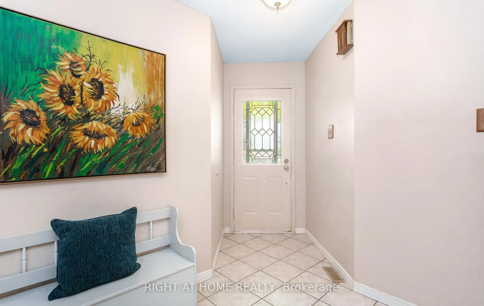 Photo 4 of 138 Atkins Circle, Brampton, Northwood Park — HOMEH
