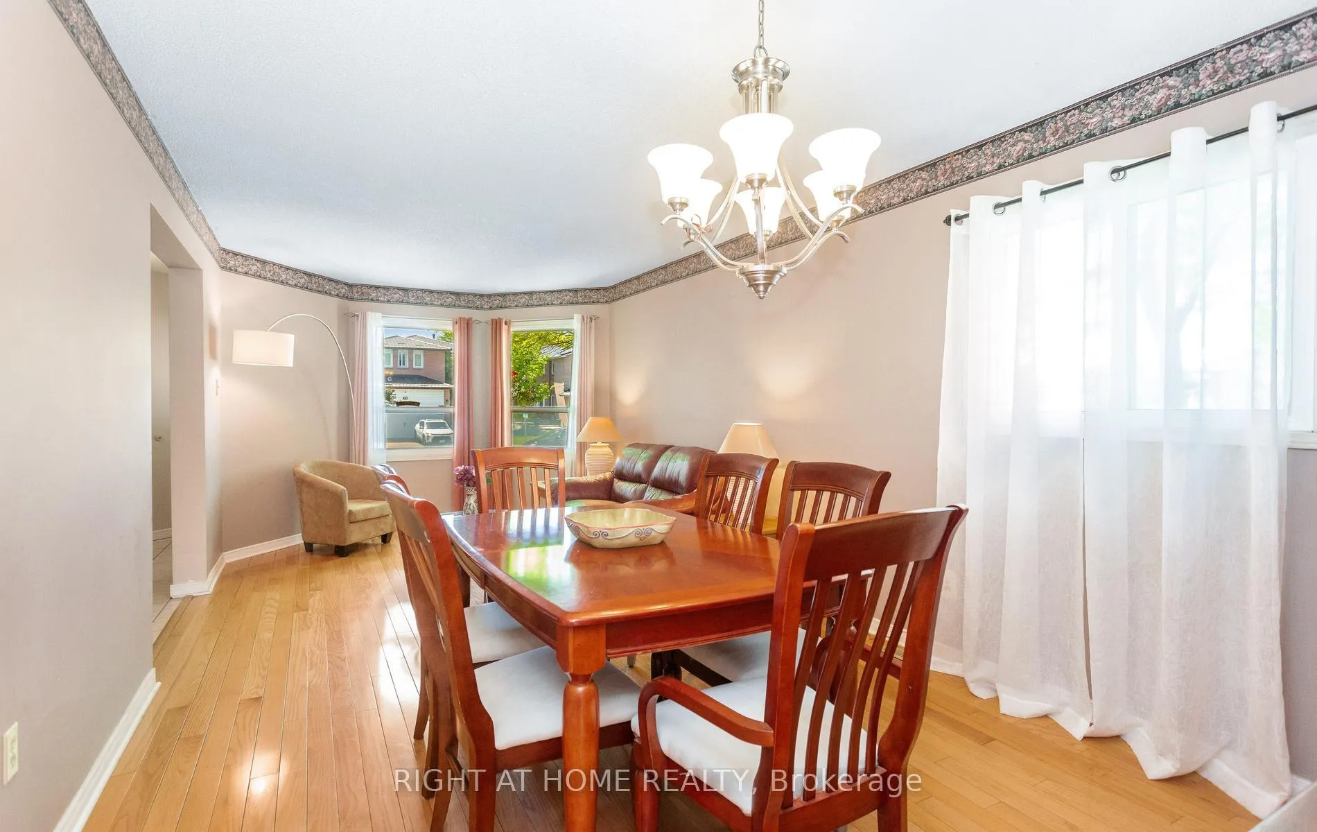 Photo 10 of 138 Atkins Circle, Brampton, Northwood Park — HOMEH