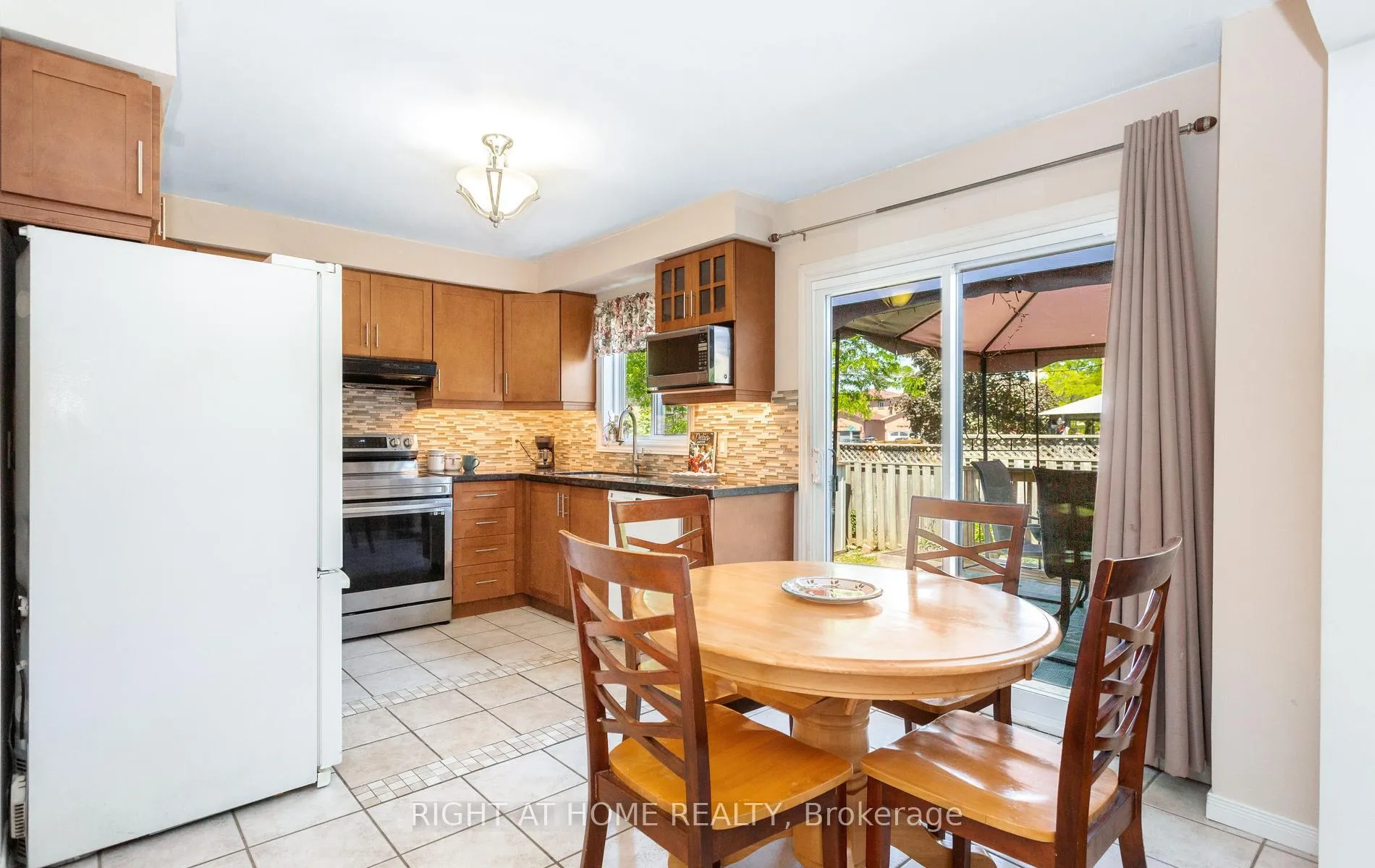 Photo 14 of 138 Atkins Circle, Brampton, Northwood Park — HOMEH