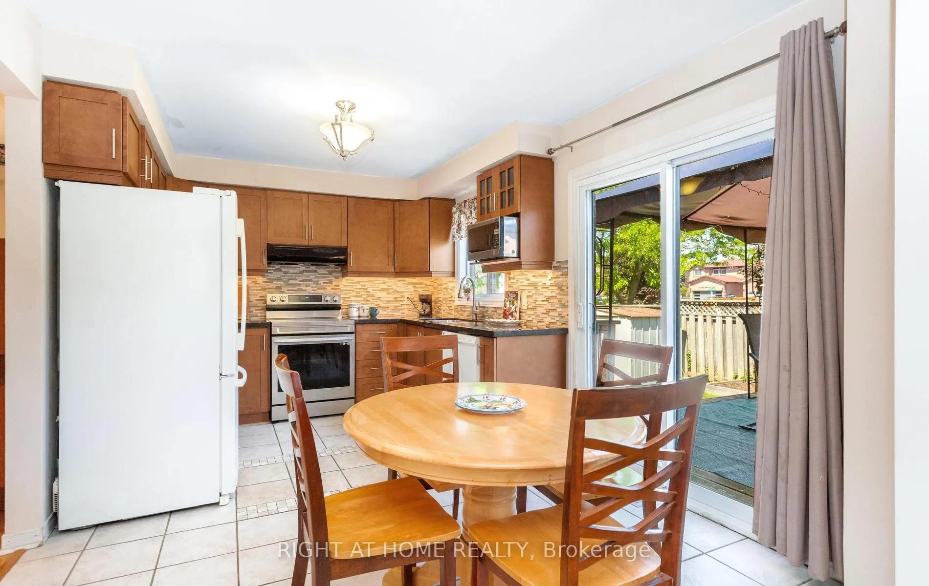 Photo 15 of 138 Atkins Circle, Brampton, Northwood Park — HOMEH