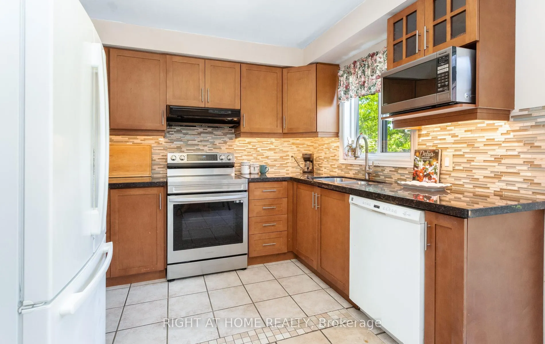 Photo 16 of 138 Atkins Circle, Brampton, Northwood Park — HOMEH