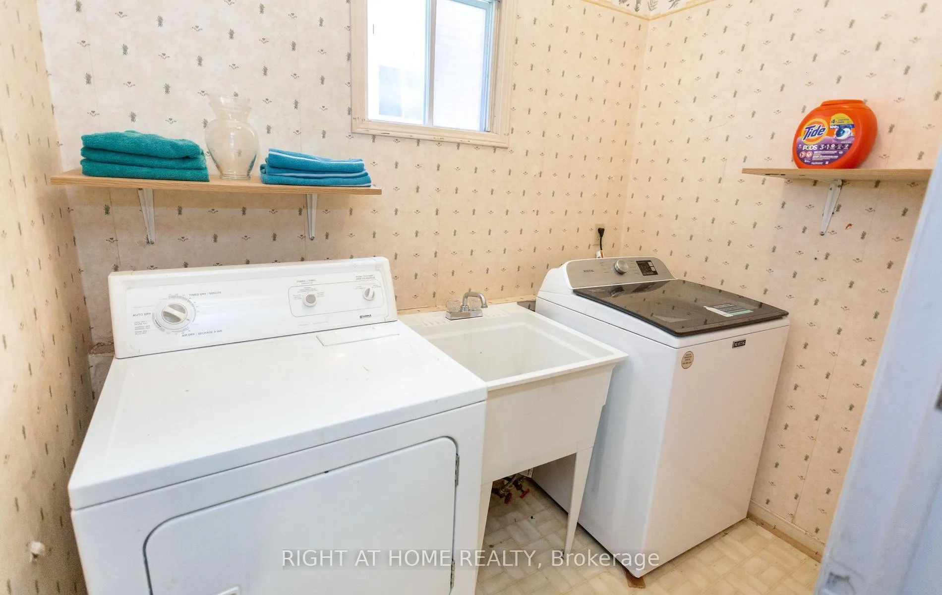 Photo 35 of 138 Atkins Circle, Brampton, Northwood Park — HOMEH