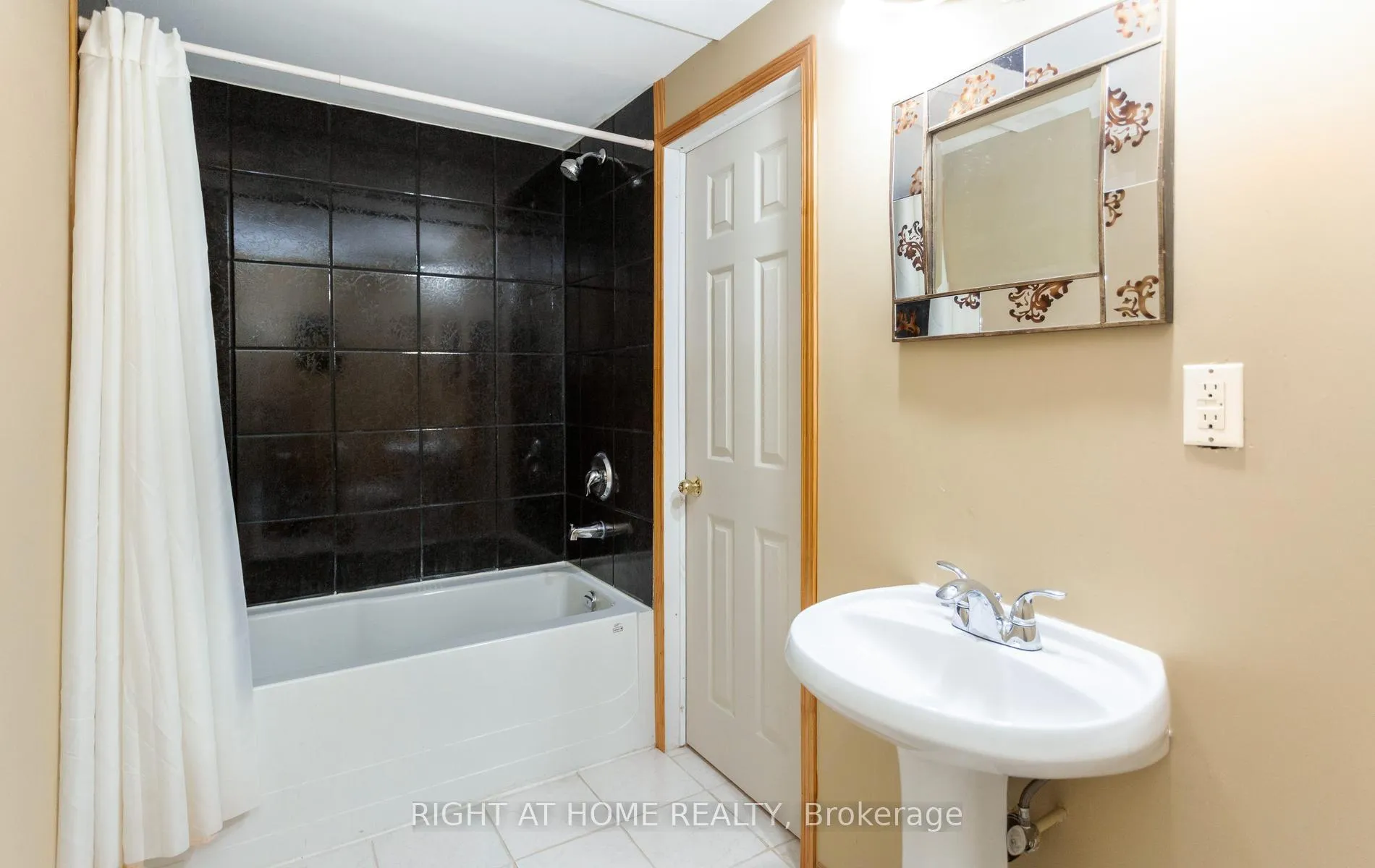 Photo 42 of 138 Atkins Circle, Brampton, Northwood Park — HOMEH