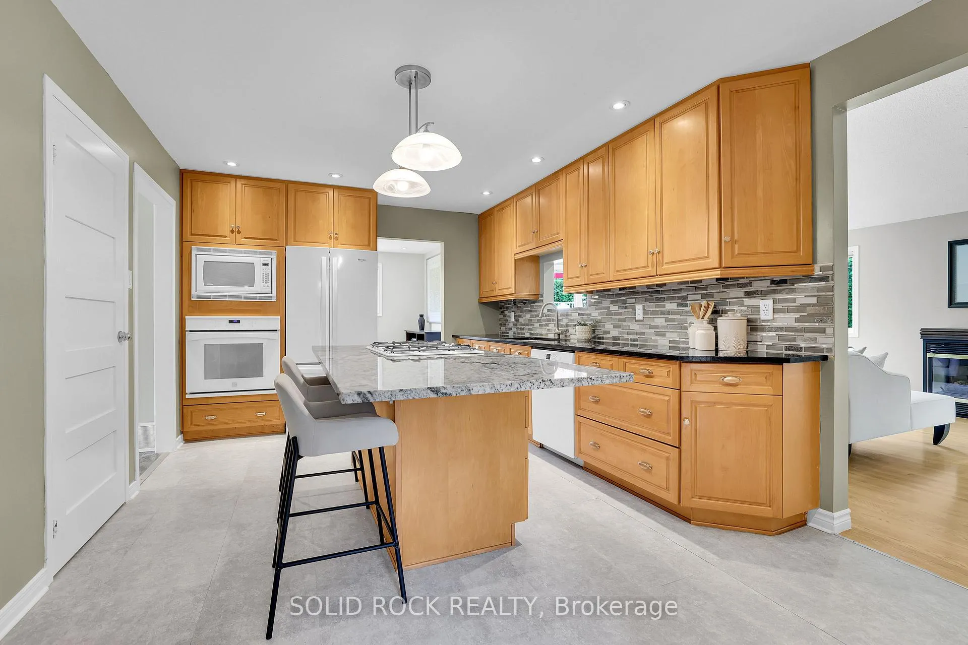 Photo 11 of 10 Highpark Crescent, Ottawa, Blackburn Hamlet — HOMEH