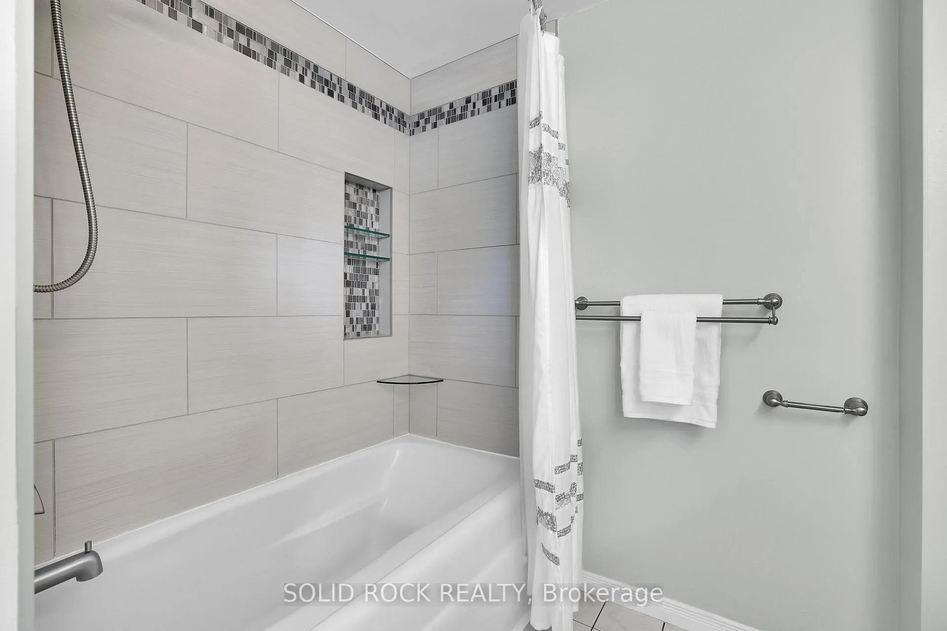 Photo 25 of 10 Highpark Crescent, Ottawa, Blackburn Hamlet — HOMEH