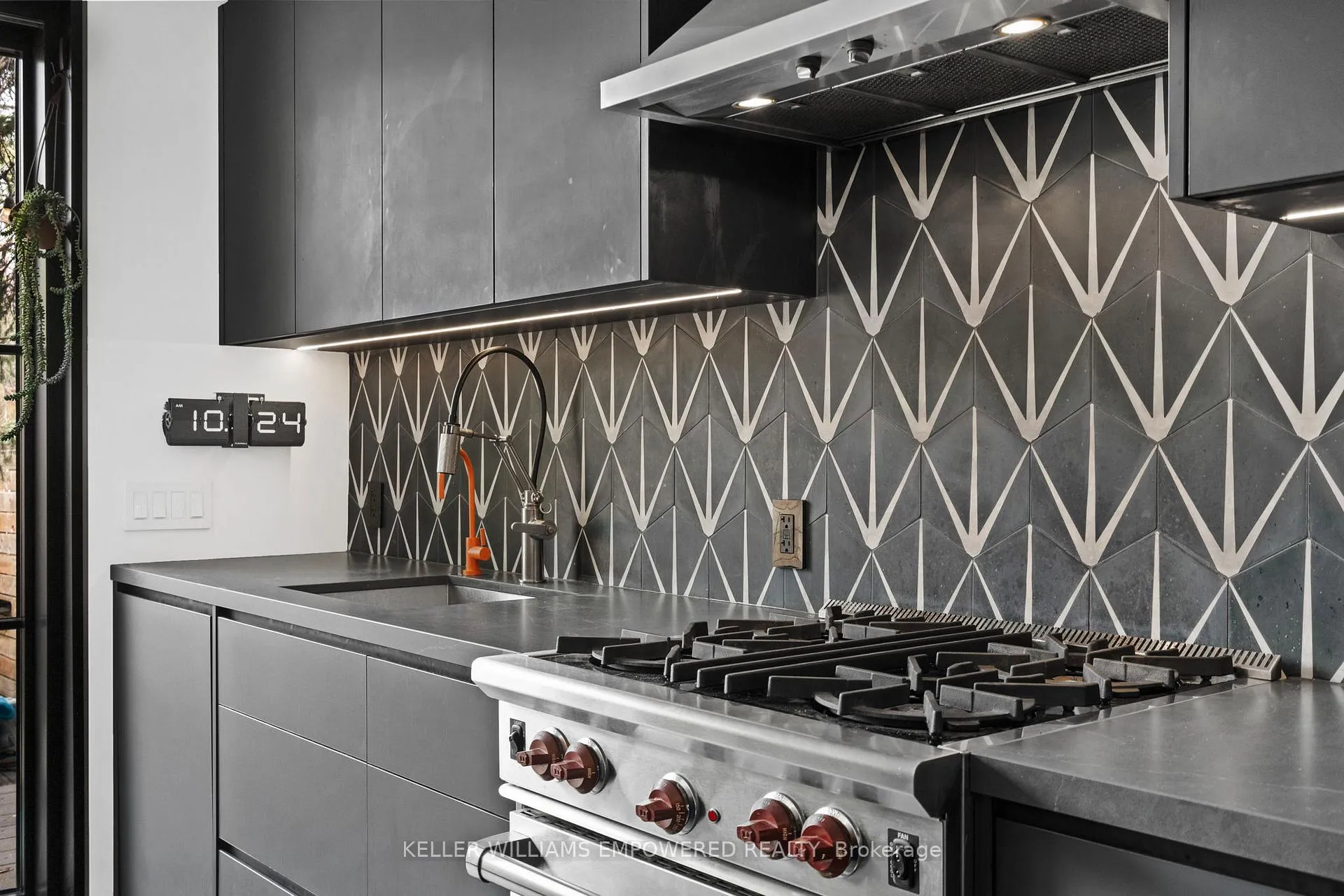 Photo 12 of 134 Geoffrey Street, Toronto, High Park-Swansea — HOMEH