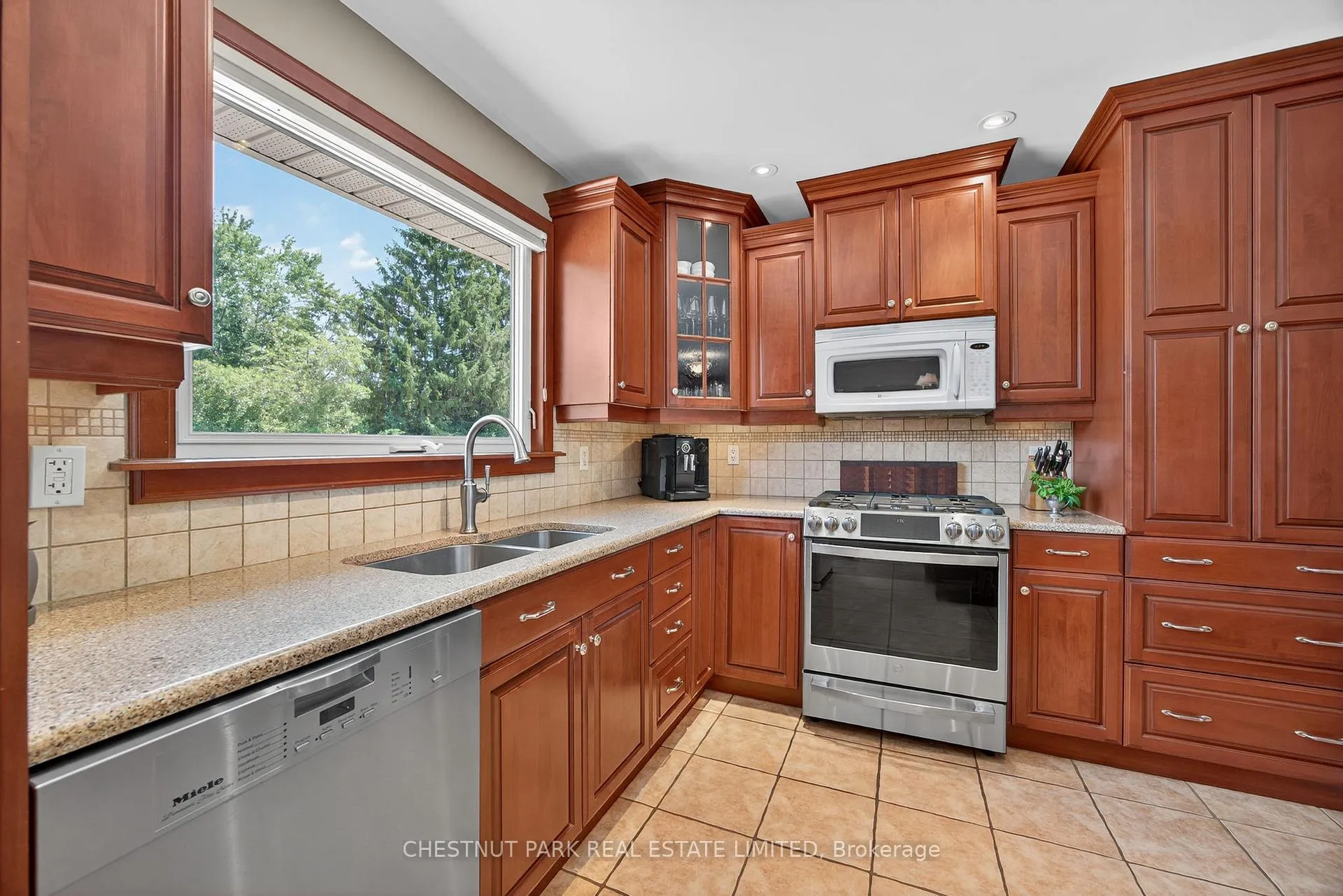 Photo 9 of 311 Pine Drive, Barrie, Bayshore — HOMEH