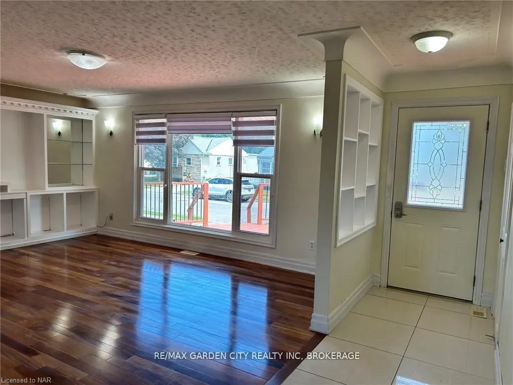 Photo 5 of Unit UPPER, 834 David Street, Welland, Lincoln/Crowland — HOMEH