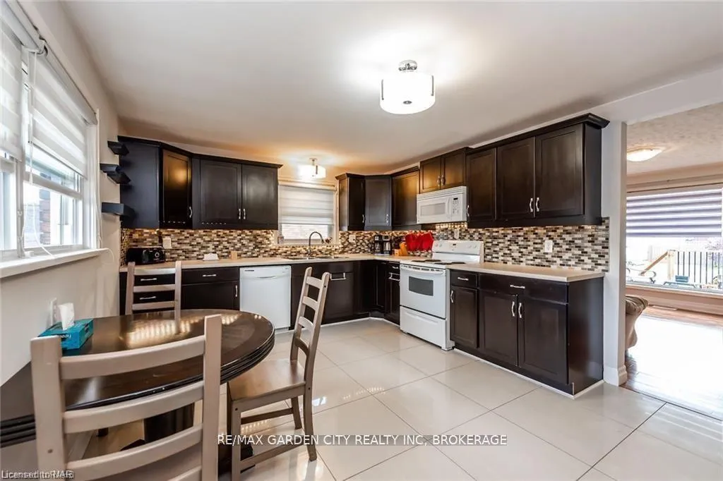 Photo 10 of Unit UPPER, 834 David Street, Welland, Lincoln/Crowland — HOMEH