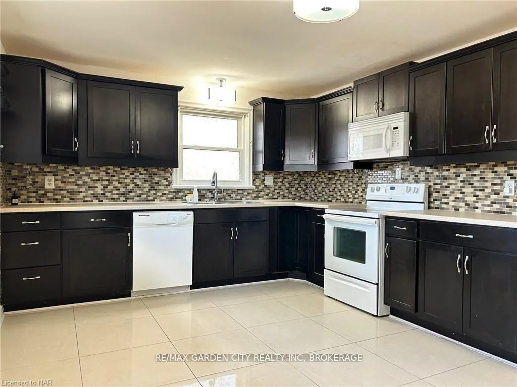 Photo 11 of Unit UPPER, 834 David Street, Welland, Lincoln/Crowland — HOMEH