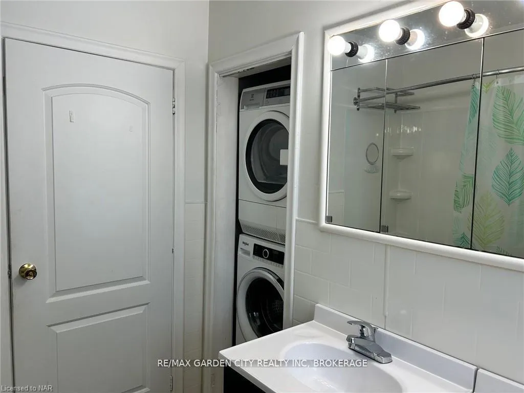 Photo 15 of Unit UPPER, 834 David Street, Welland, Lincoln/Crowland — HOMEH